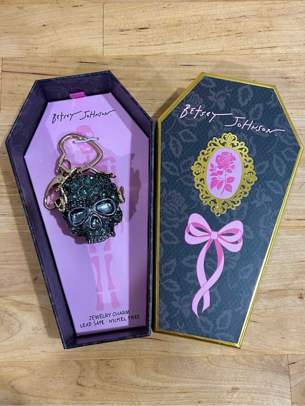 Betsey Johnson Midnight Crypt Skull Keychain Jewelry Purse Charm in Coffin Box